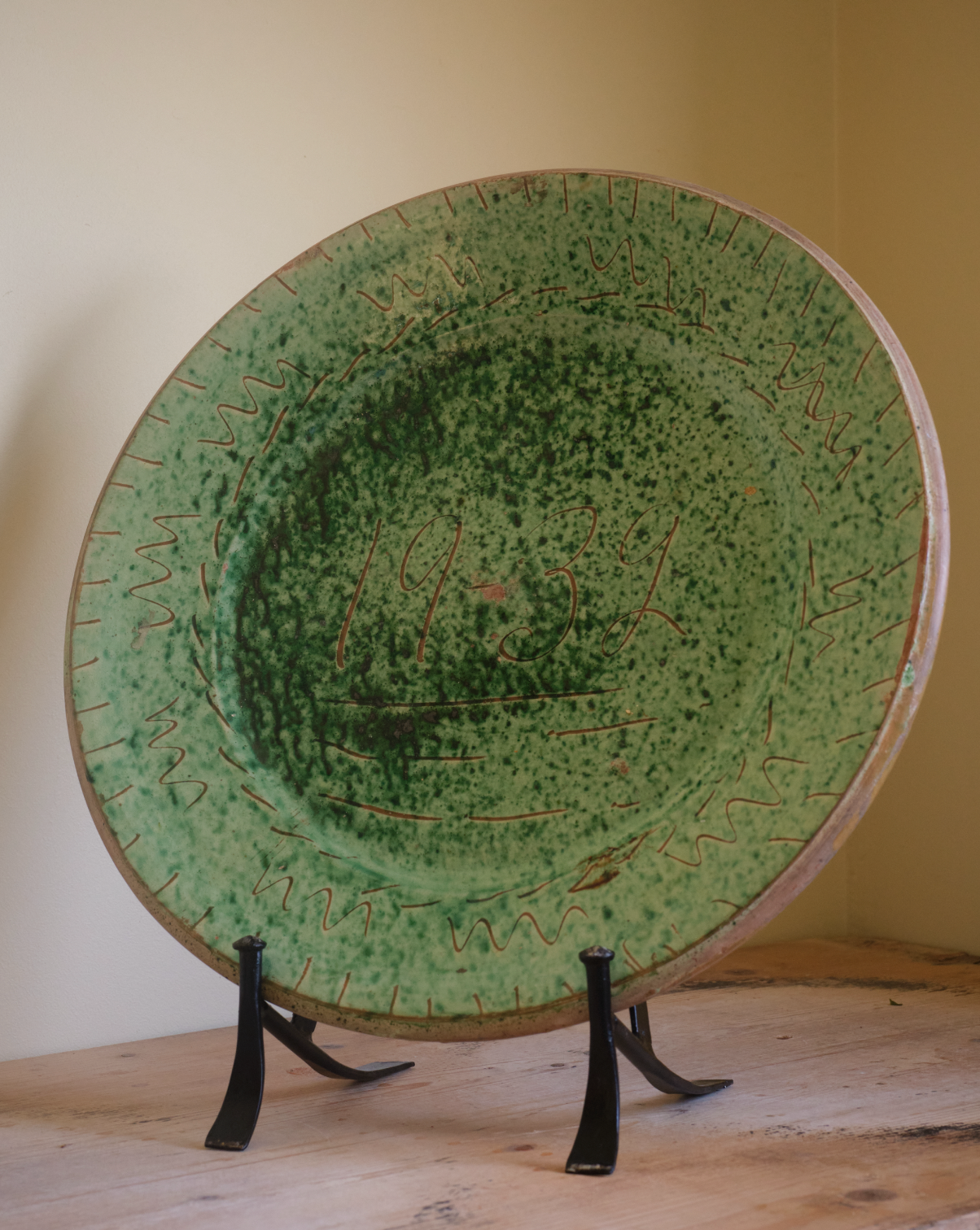A Decorative plate scribed 19-39
