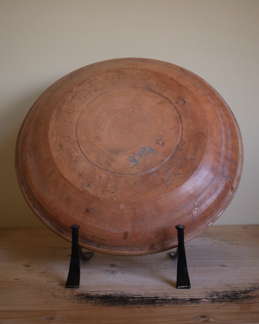 A large terracotta plate with decorative border