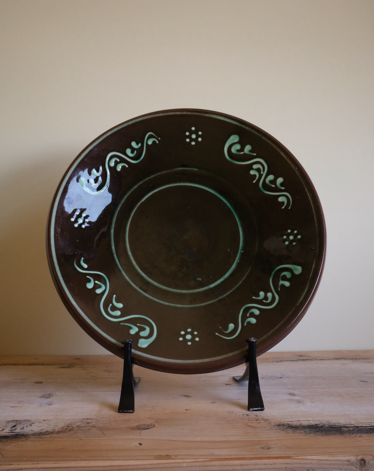 A large green Swedish decorative plate