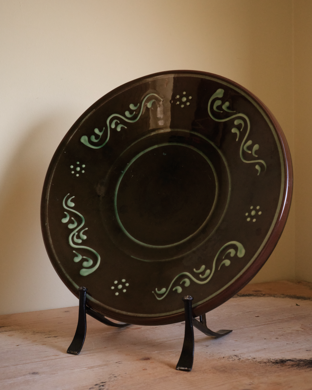 A large green Swedish decorative plate